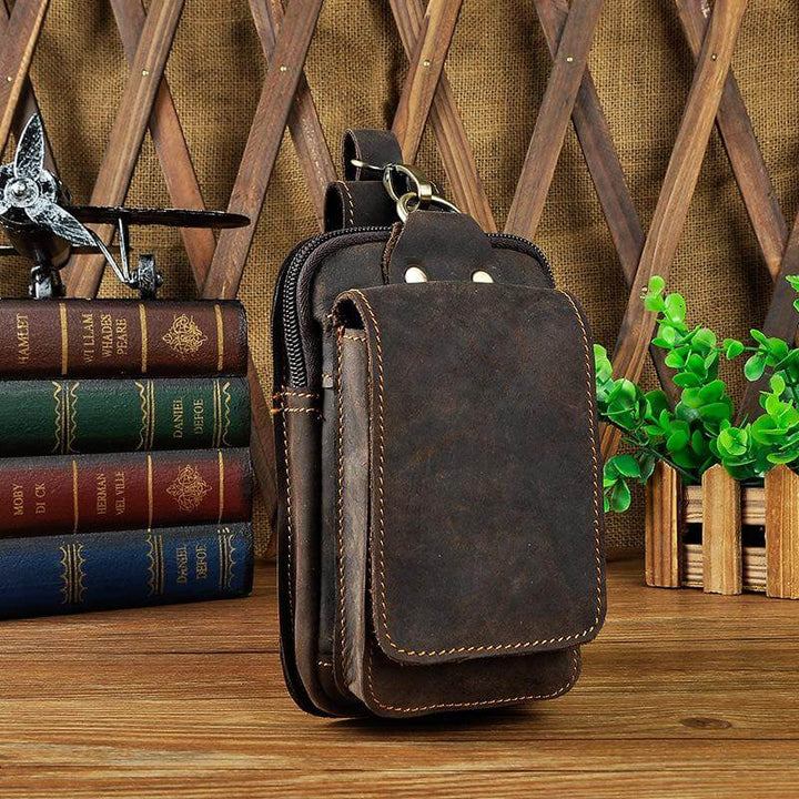Robust midjeveske i ekte skinn for menn, med justerbart feste for belte eller bag.