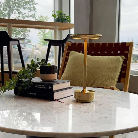 Moderne trådløs berøringslampe. Gir elegant stemningslys til stuen, kontoret eller soverommet. Oppladbar.