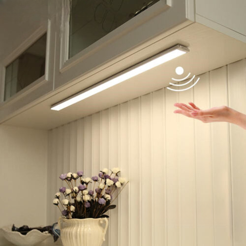 Smart trådløst skaplys med LED og bevegelsessensor. Perfekt for kjøkken og garderober.