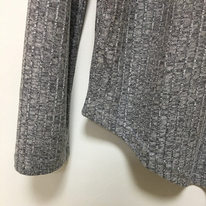 Stilfull ensfarget strikkegenser med o-hals. Komfortabel slimfit herregenser for motebevisste menn.