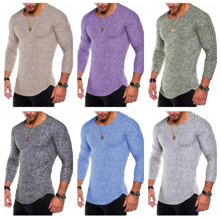 Mann i elegant slimfit strikkegenser. Komfortabel herregenser for en moderne og stilfull look.