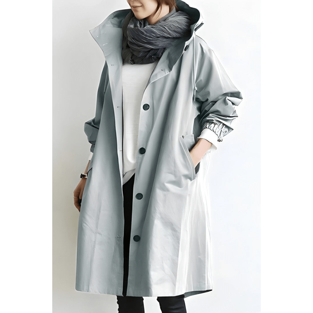 Kvinne modellerer oversized damekåpe med hette og knapper. Trendy og praktisk yttertøy for alle anledninger.