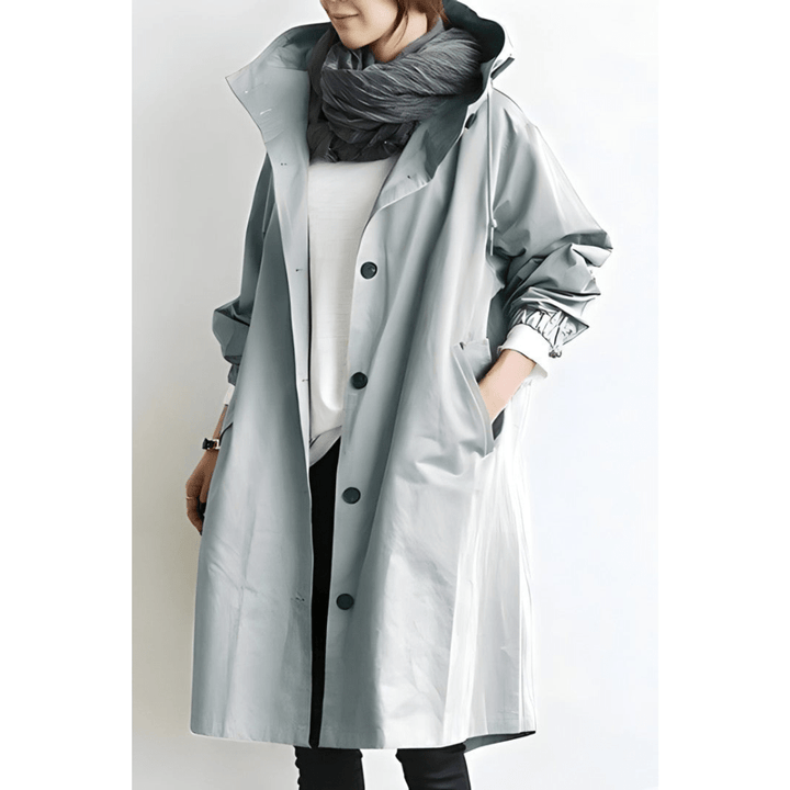Kvinne modellerer oversized damekåpe med hette og knapper. Trendy og praktisk yttertøy for alle anledninger.