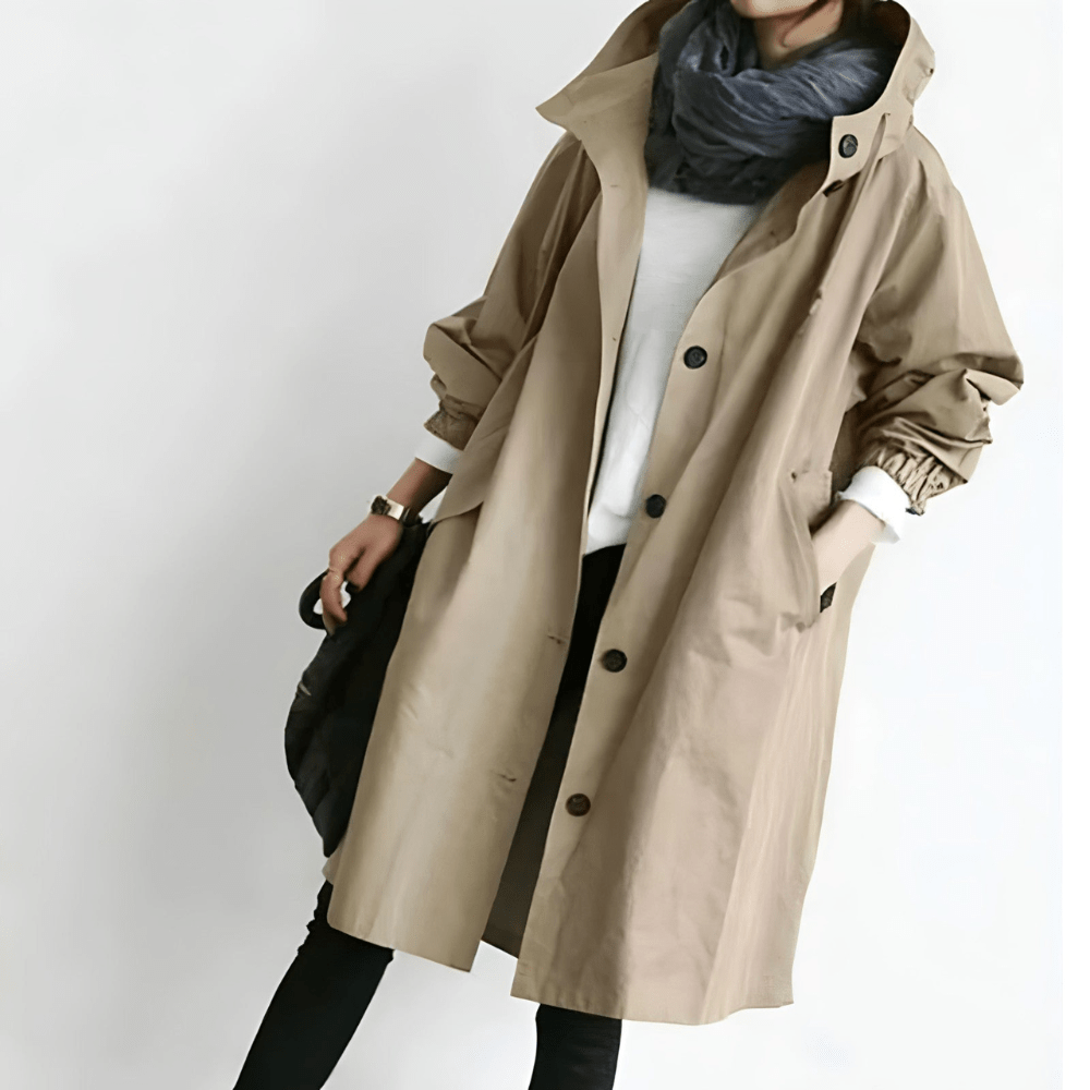 Moderne dame yttertøy: Oversized kåpe med hette og iøynefallende knapper. Stilig og funksjonell jakke.