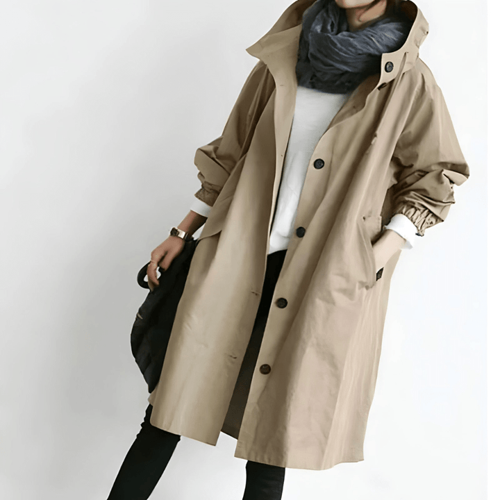 Moderne dame yttertøy: Oversized kåpe med hette og iøynefallende knapper. Stilig og funksjonell jakke.
