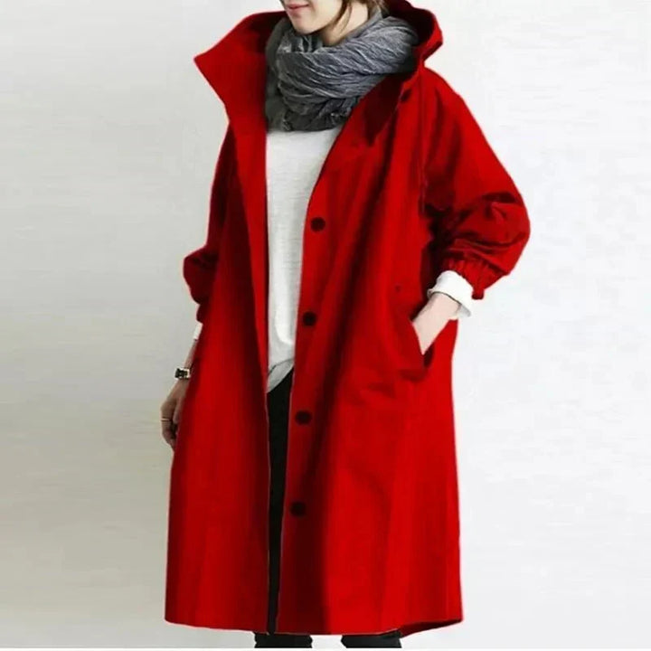 Stilfull damekåpe med oversized passform. Komfortabel hettejakke med knapper, perfekt for kjøligere vær.