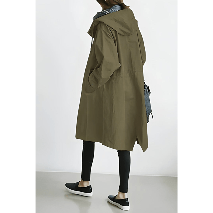 Detaljert bilde av hette og knapper på en oversized damekåpe. Fokus på kvalitet og design av yttertøyet.