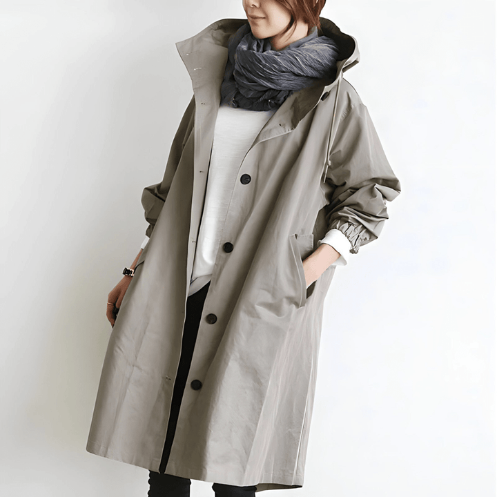 Dame oversized kåpe med hette og knapper. Elegant og komfortabel vår/høst jakke for kvinner.