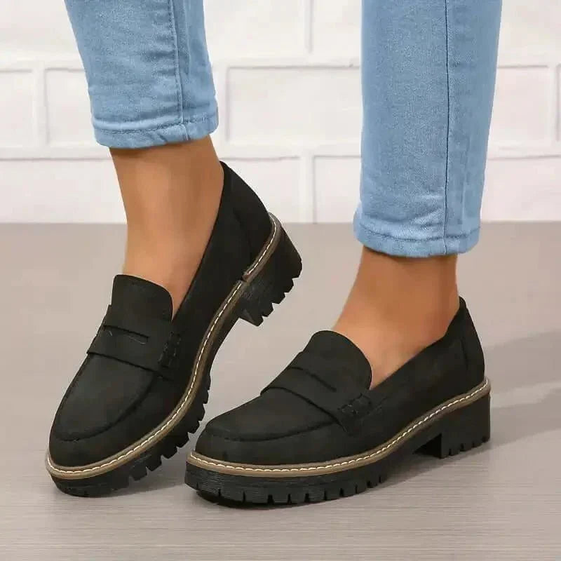 Kvinne slip-on loafers med tykk såle i sort, stilige hverdagssko for komfortabel bruk.