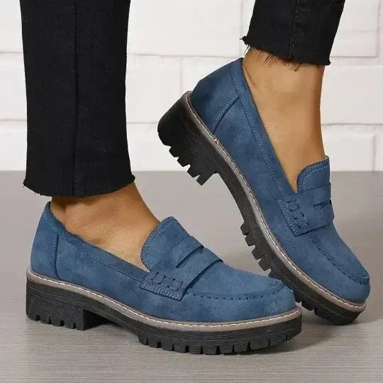 Elegant og komfortabel kvinne slip-on loafer med tykk såle, en moderne mokkasin.