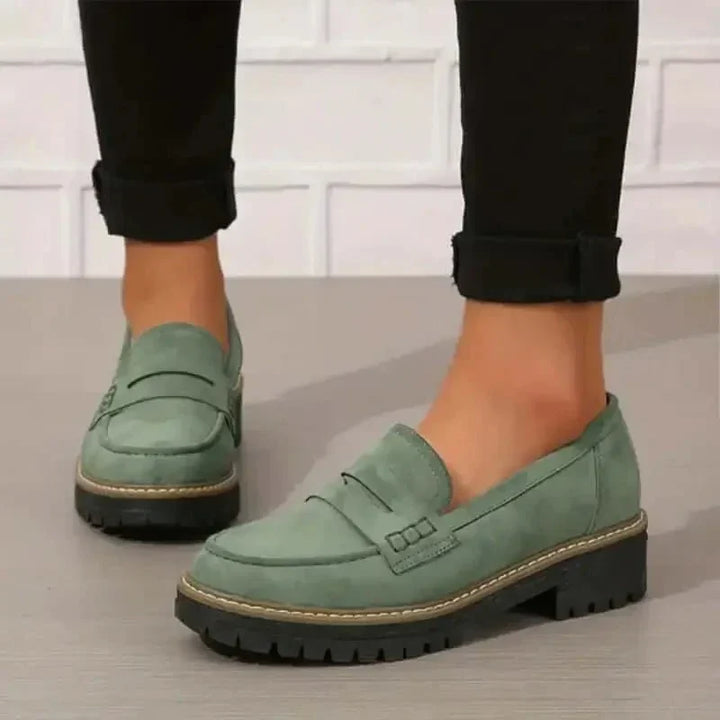 Trendy damesko: slip-on loafers med robust tykk såle for godt grep og komfort.