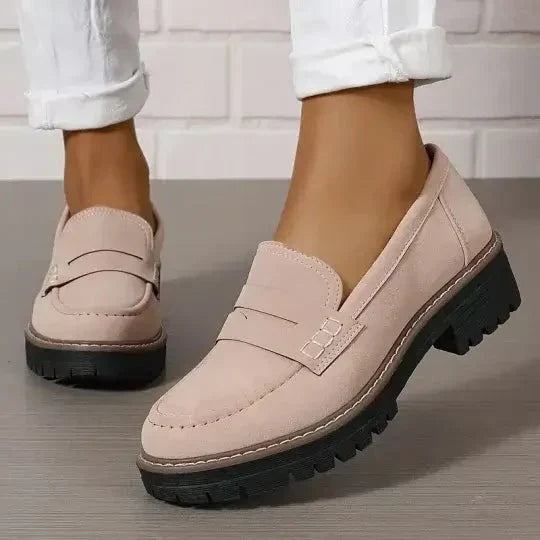 Klassiske sorte slip-on loafers for kvinner, med tykk såle og tidløst design.