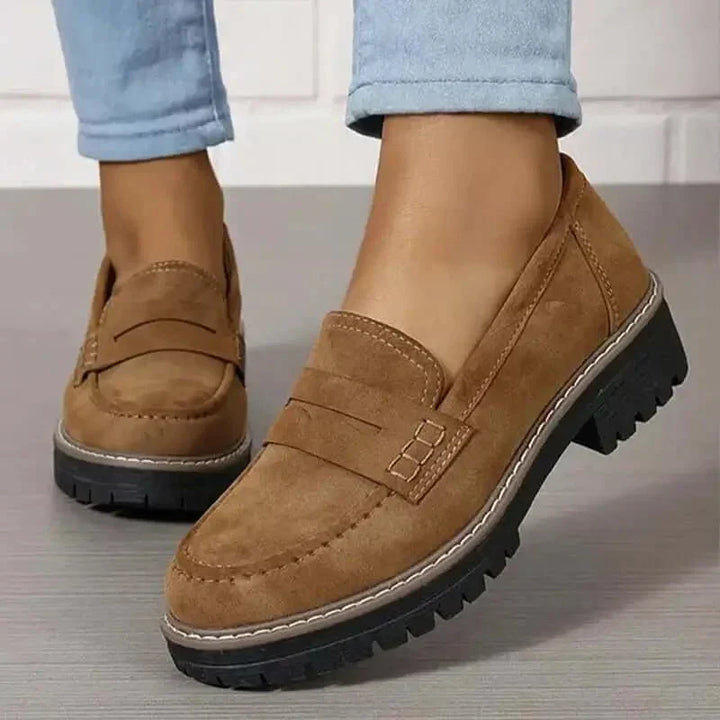 Allsidige hverdagssko: sorte slip-on loafers med tykk såle, perfekt for avslappet stil.