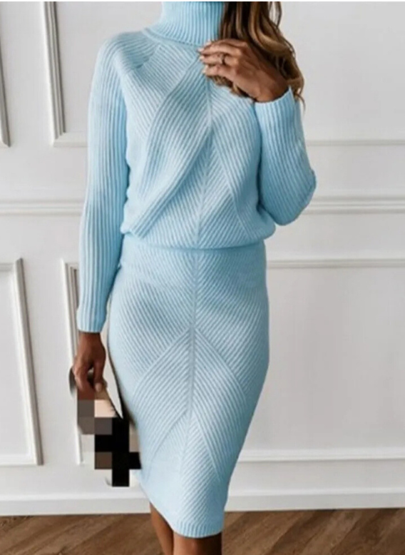 Varmt strikket sett med rullekrage for dame. Mykt fritidsantrekk i elegant stil for vinteren.