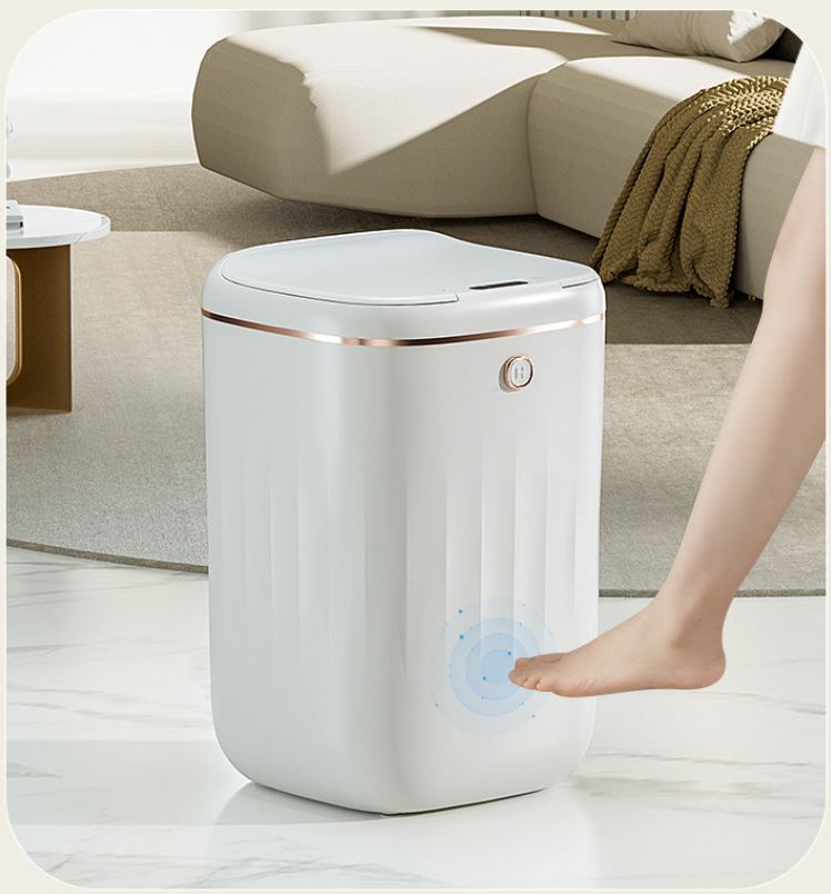 Moderne designsøppelbøtte med sensor, perfekt for et rent og stilig hjemmekontor eller bad.