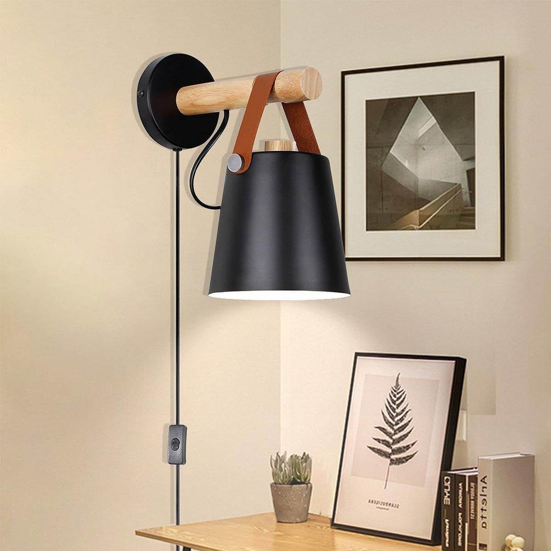Allsidig nordisk trevegglampe, ideell for moderne, minimalistisk innredning og funksjonell belysning.