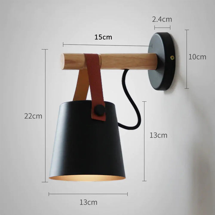 Enkel, men elegant nordisk vegglampe i tre, perfekt for minimalistisk og moderne belysning.