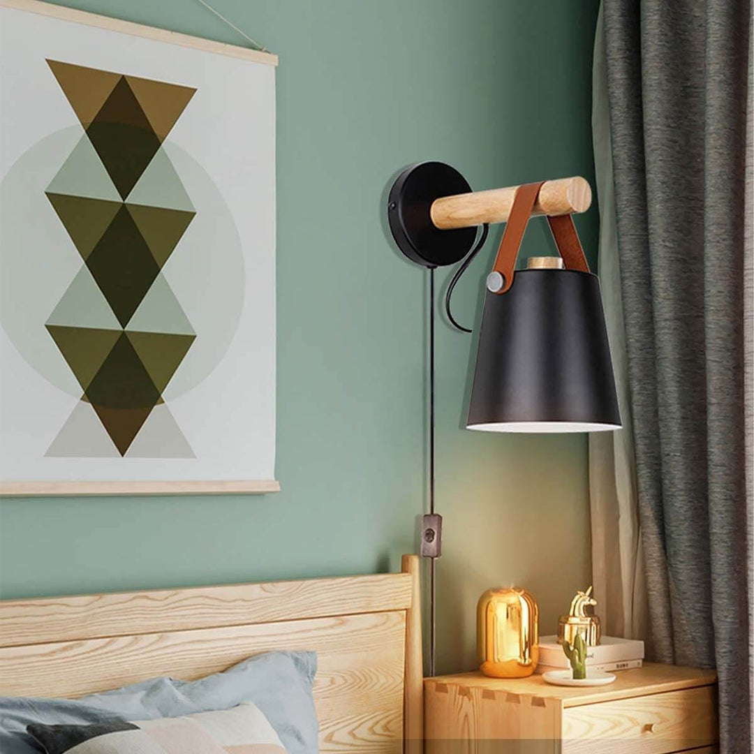 Vegglampe i tre med myk, varm innendørs belysning, perfekt for nordisk og moderne stil.