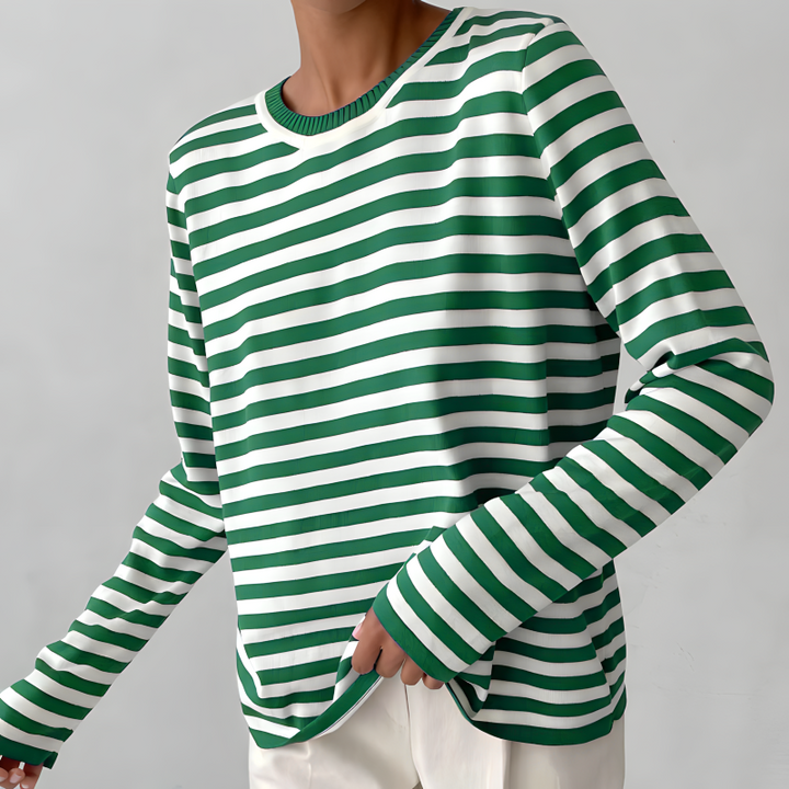 Frontbilde av en klassisk stripete damegenser med rund hals, et must-have for en stilren og komfortabel look.