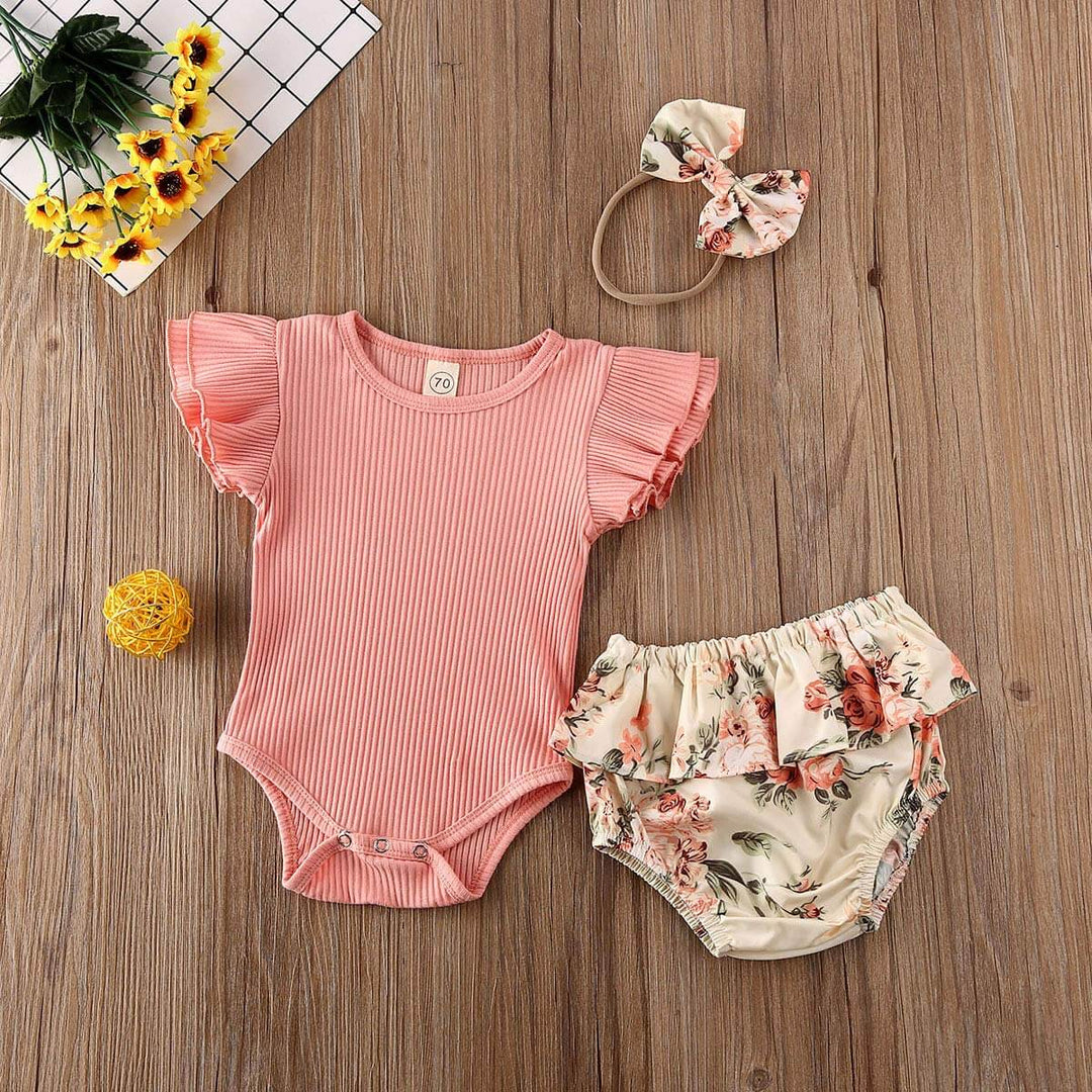 Volangdetaljer på blomstret shorts og topp i baby jentesett. Sjarmerende sommerklær for spedbarn.