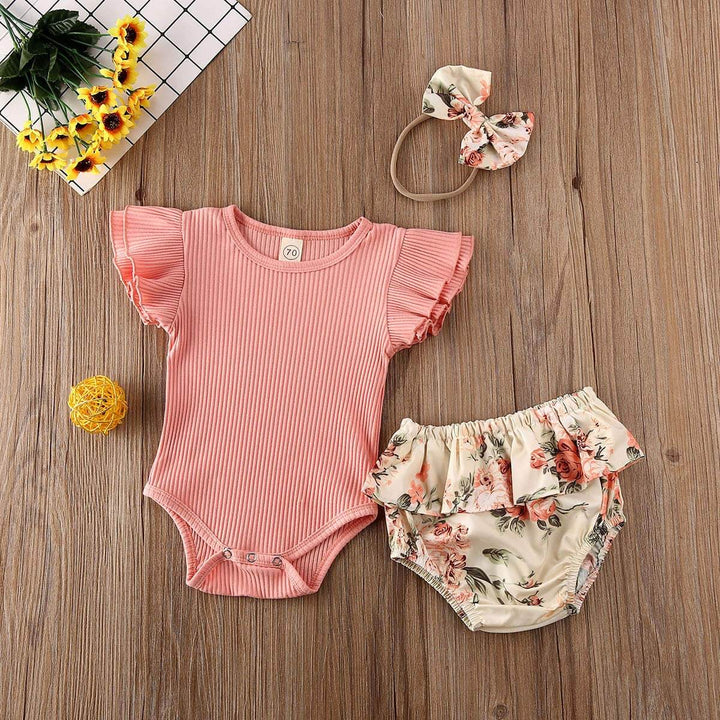 Volangdetaljer på blomstret shorts og topp i baby jentesett. Sjarmerende sommerklær for spedbarn.