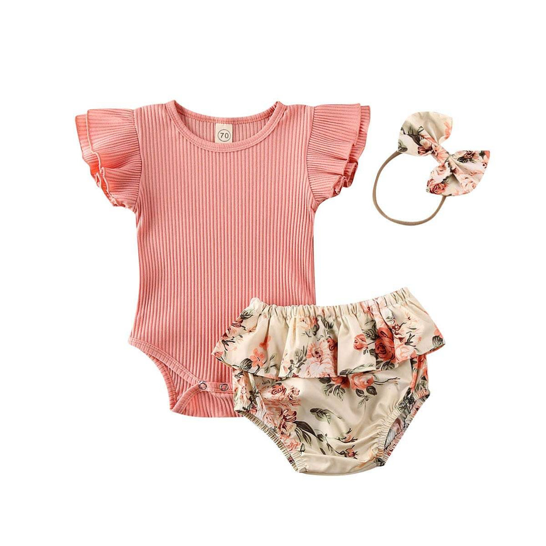 Søtt baby jentesett med blomstret volang shorts, topp og matchende pannebånd. Ideelt sommerantrekk.
