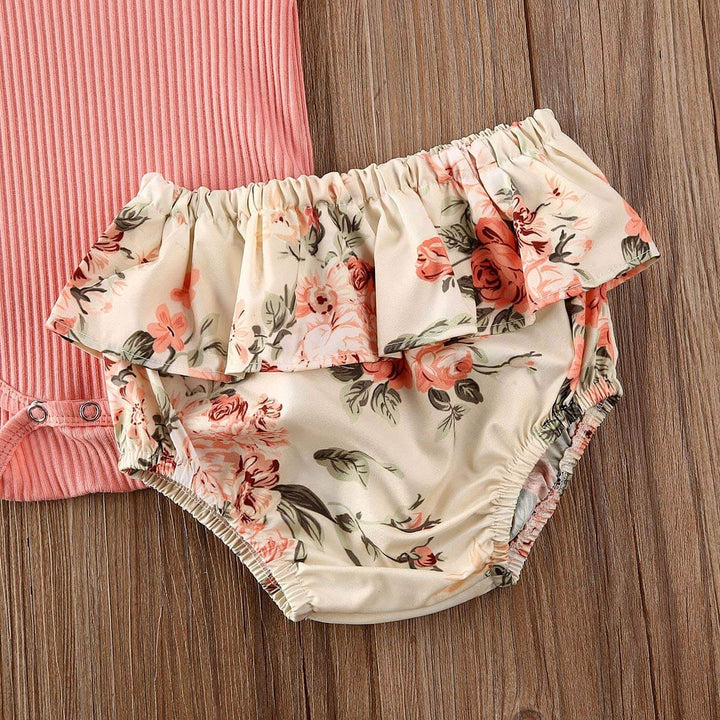 Spedbarnsklær: Blomstret volang shorts sett for baby jenter, med topp og pannebånd. Komfort og stil.