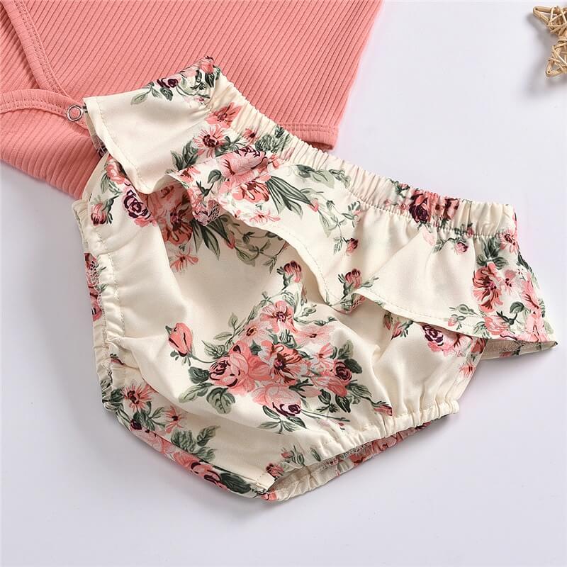 Blomstret volang shorts sett for baby jente, pent presentert. Søtt sommerlig jentesett.