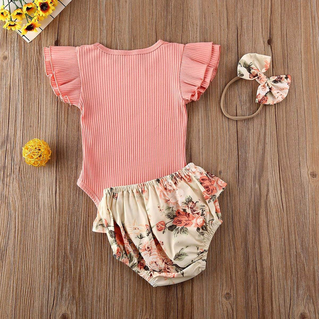 Lyst og luftig blomstret baby jentesett med shorts og volanger. Perfekt for varme sommerdager.