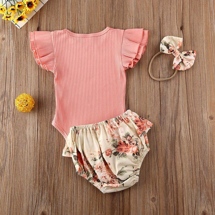Lyst og luftig blomstret baby jentesett med shorts og volanger. Perfekt for varme sommerdager.