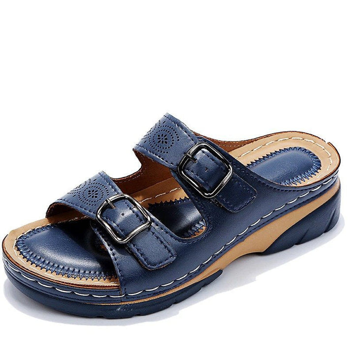 Brune perforerte damesandaler med åpen tå og justerbar spenne. Komfortable ortopediske sommersko.
