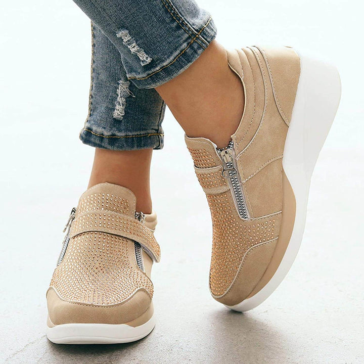 Myke og stabile damesneakers med glidelås, gir komfort for lange dager.