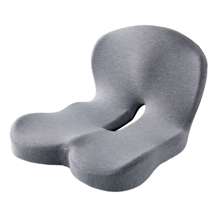Avansert L-formet ergonomisk sittepute i memory foam som avlaster trykk for en komfortabel sittestilling.