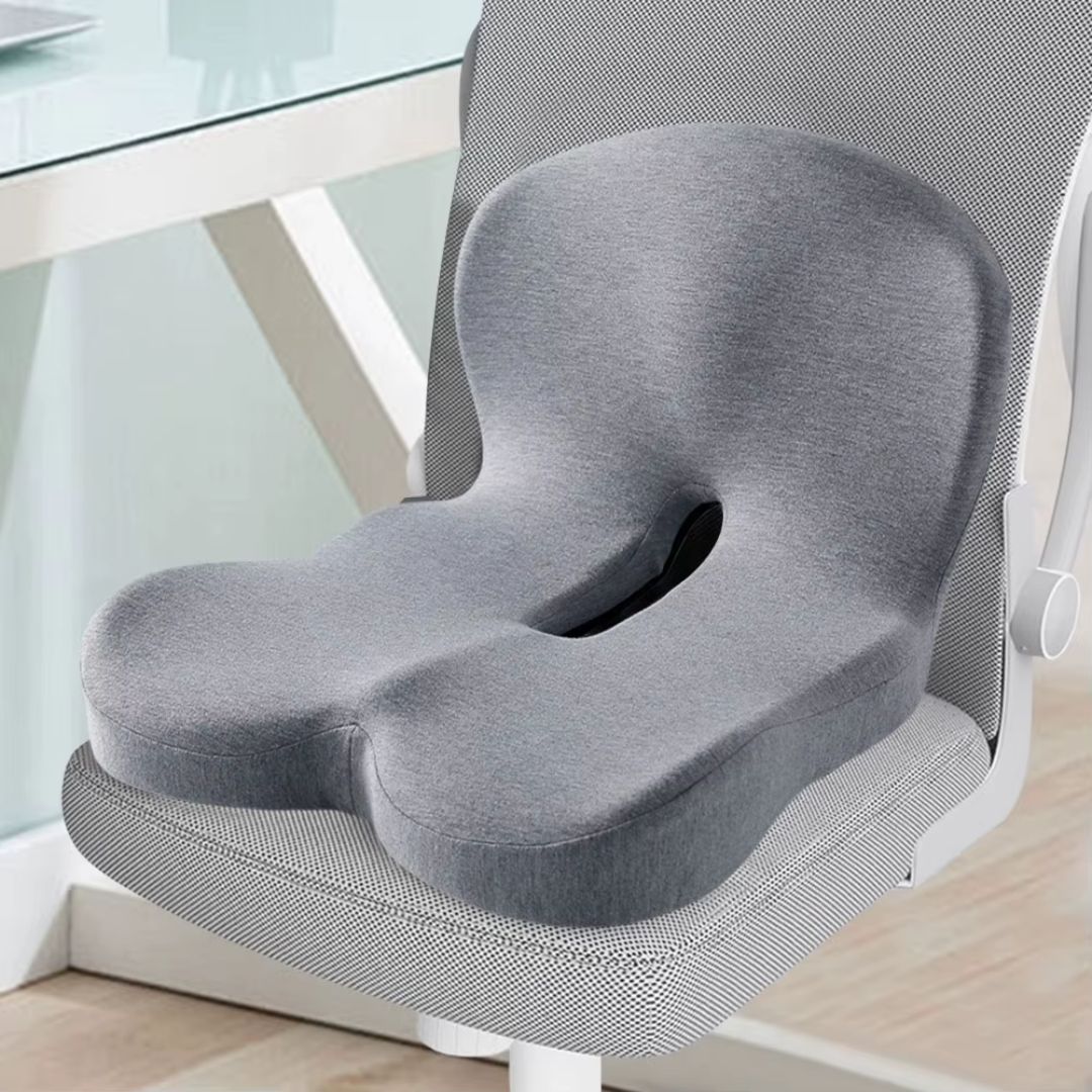 Ergonomisk memory foam sittepute med ryggstøtte som gir god avlastning for rygg og hofter.
