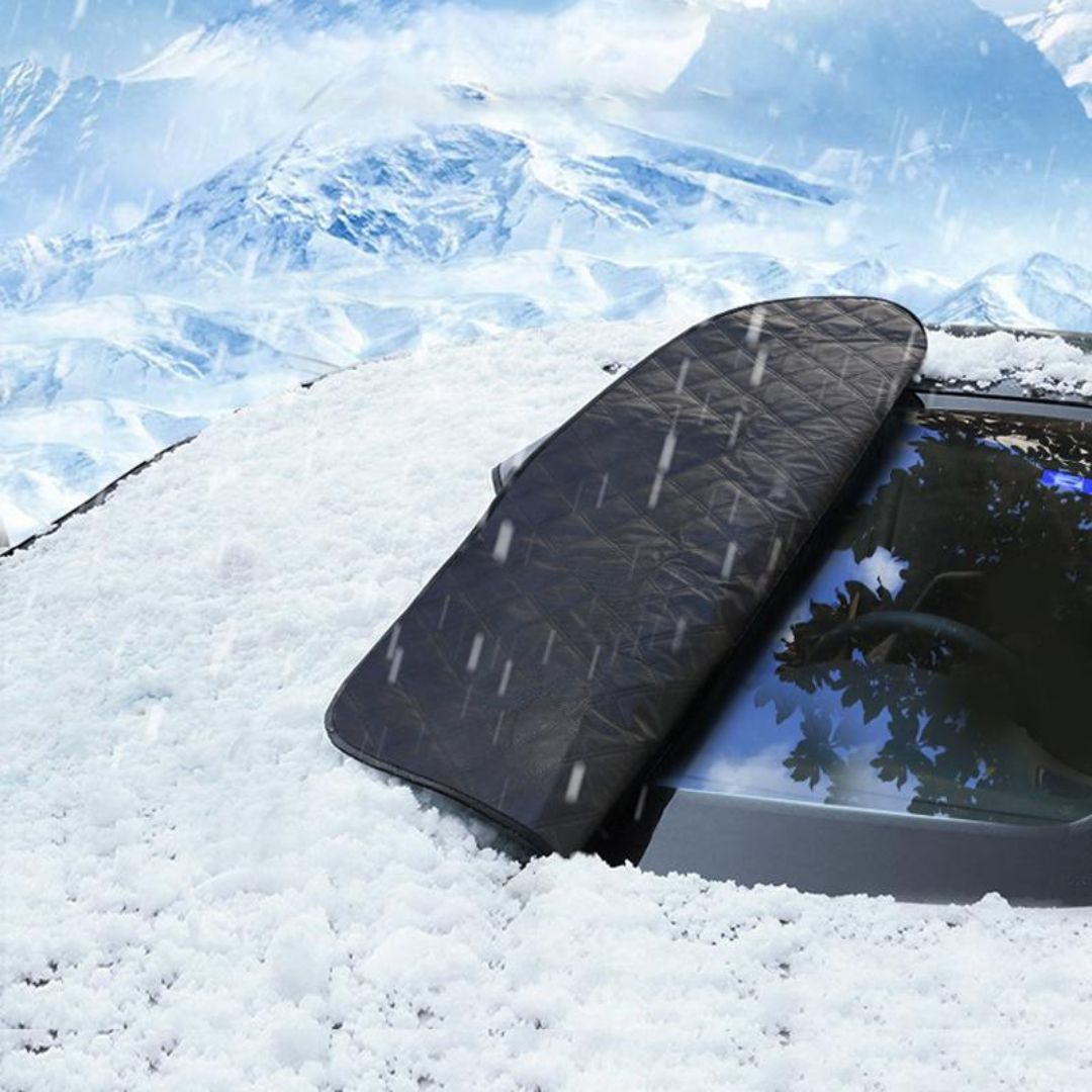 Nærbilde av magnetisk frontrutedeksel i bruk på bil. Frostbeskytter og vinterutstyr som hindrer is og snø.