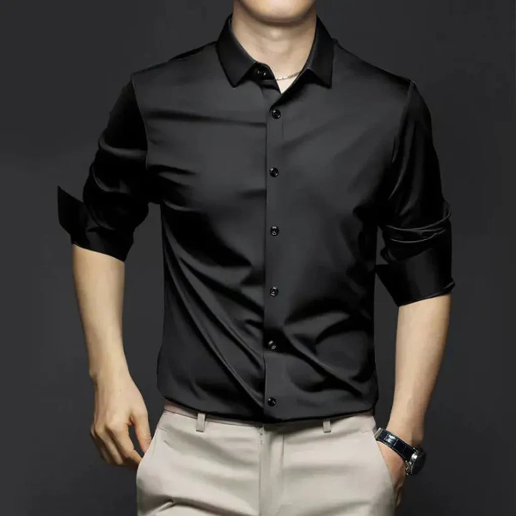 Stilig herre dresskjorte i hvit, strykefri design for kontor og formelle anledninger. Elegant og lettstelt herremote.