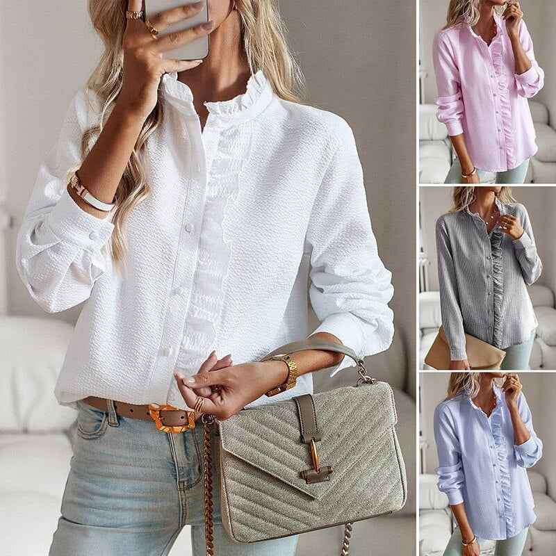 Damebluse med rynker og knapper, perfekt for vår- og sommerdager. Elegant og behagelig topp.