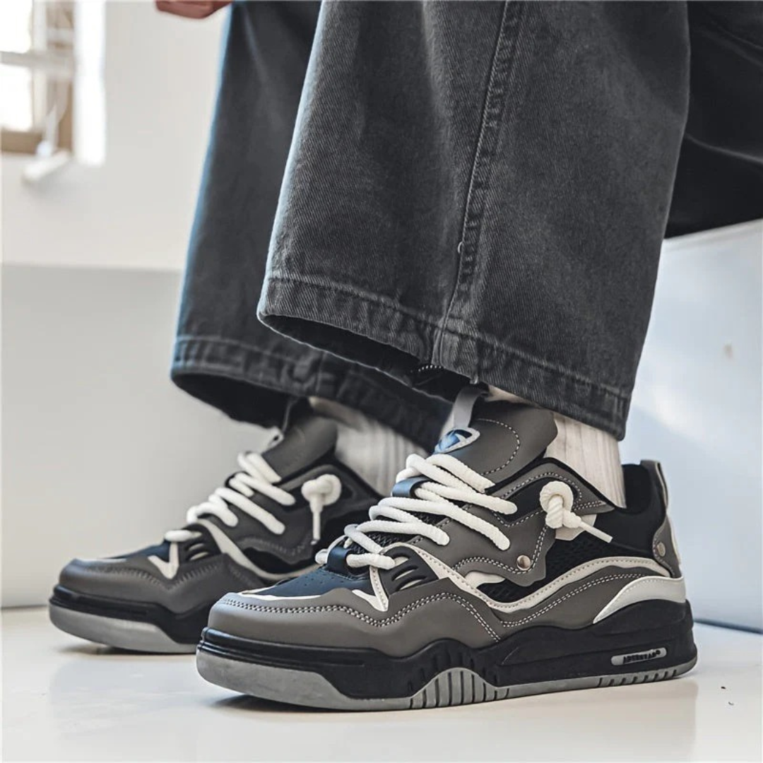 Menns moderne svarte sneakers, stilige hverdagssko med komfortabel passform.