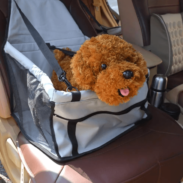 Lettmontert hundesikkerhetsbilsete som gir ro i bilen for både eier og hund.