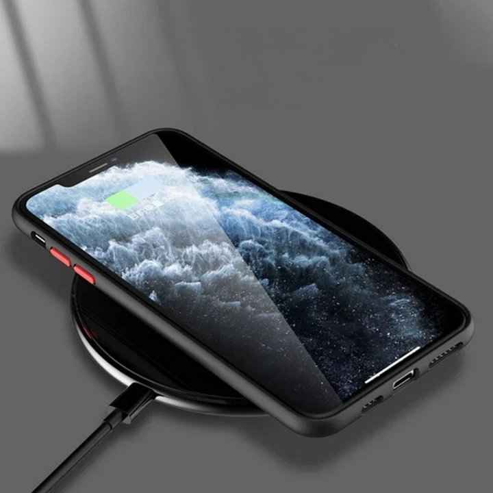 Ergonomisk magnetisk matt deksel for iPhone. Sikrer komfortabel bruk og pålitelig mobilbeskyttelse i hverdagen.