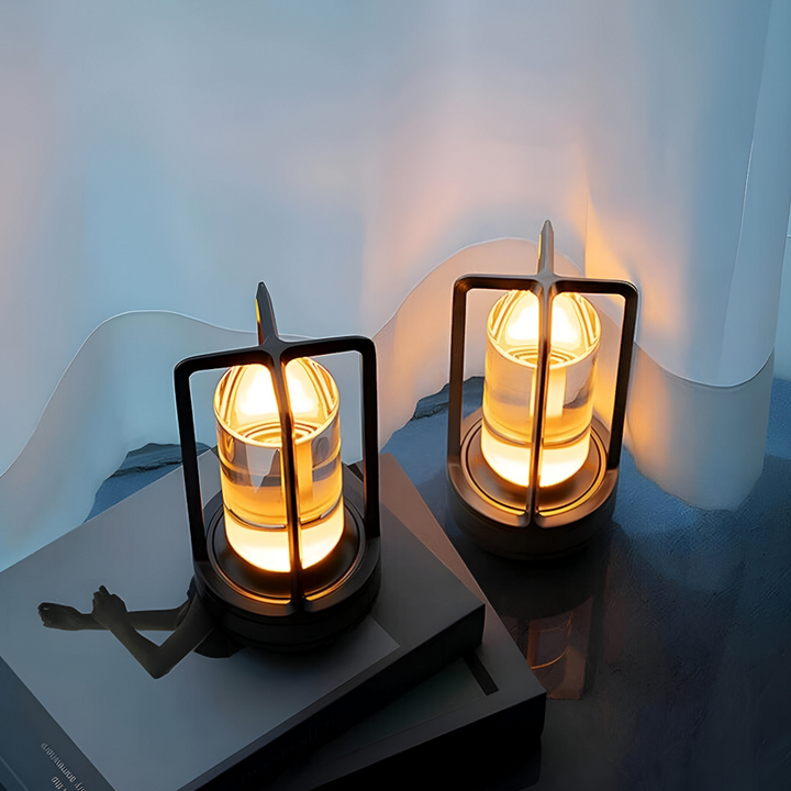 Elegant vanntett LED bordlampe, dimmbar og bærbar for innendørs og utendørs bruk.
