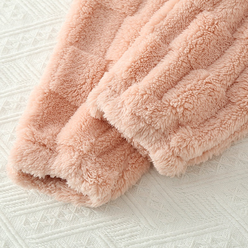 Rutete nattøy for kvinner, et varmt og avslappet pyjamassett perfekt for vinteren.