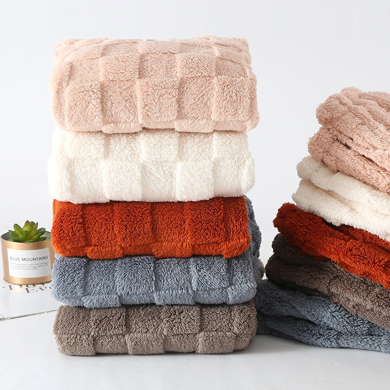 Avslappet rutete pyjamassett for kvinner, koselig hjemmetøy og nattøy for vinter.