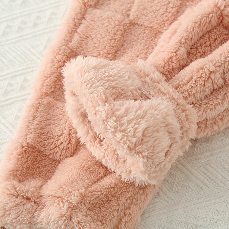 Komfortabelt og varmt rutete pyjamassett for kvinner, ypperlig som julegavetips.