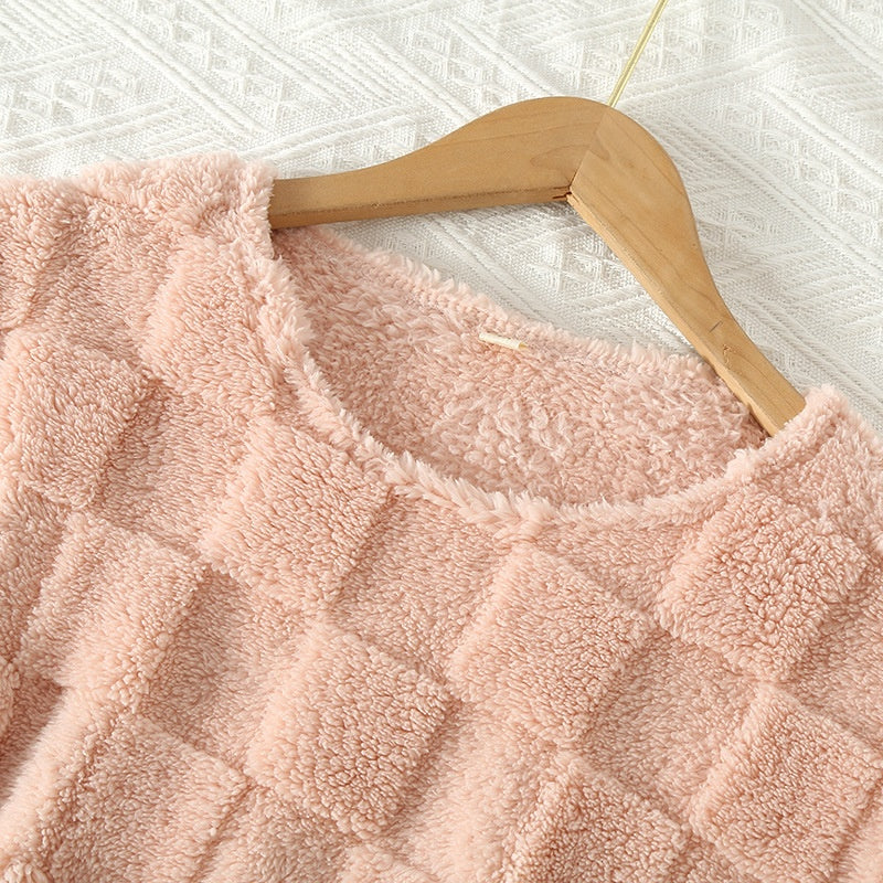 Vinter pyjamassett for kvinner i rutete mønster, varmt og mykt nattøy for kalde netter.