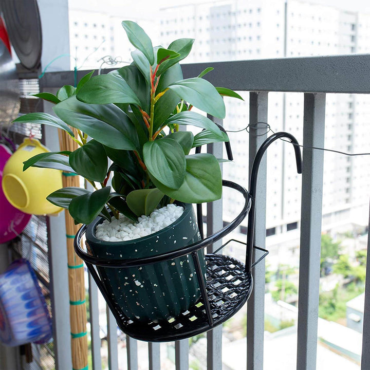 Stilrent svart plantestativ. DIY blomsterholder for hengende potteplanter på balkongen.