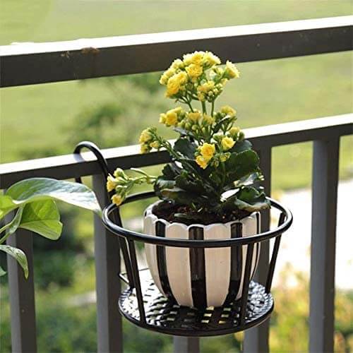 Hengende blomsterpotteholder i hvit. Plantestativ for balkong og hage, enkel DIY-montering.