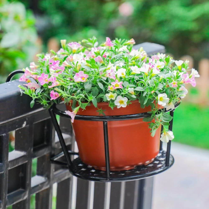 Moderne hvitt hengeplantestativ. Perfekt blomsterpotteholder for balkong og terrasse.