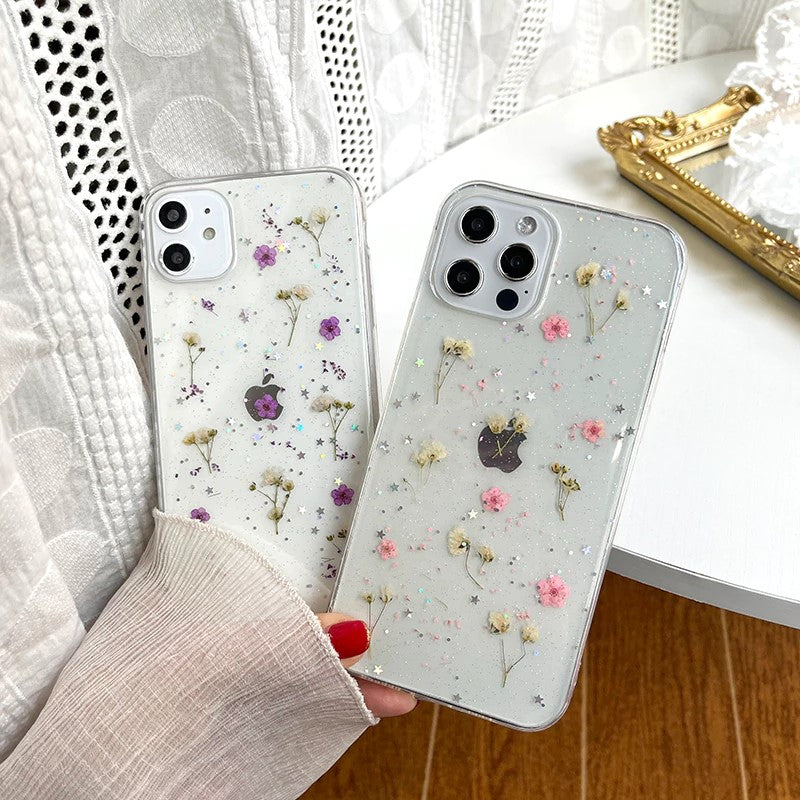 Naturinspirert iPhone-deksel med ekte, tørkede blomster. Gjennomsiktig design gir stilfull beskyttelse.