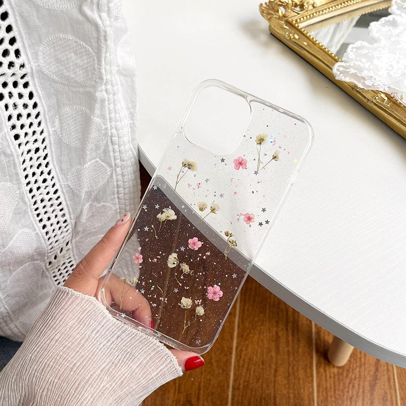 Unisex iPhone-deksel med pressede blomster for optimal mobilbeskyttelse. Gul, lilla, rosa design.